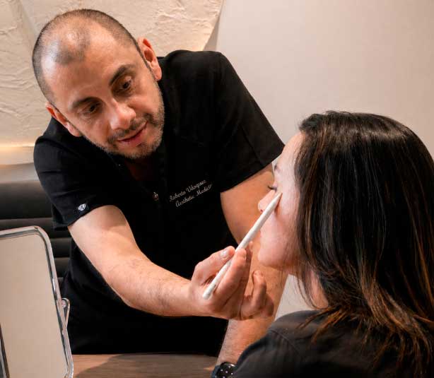 El Dr. Roberto Vázquez Dávila durante una valoración médica